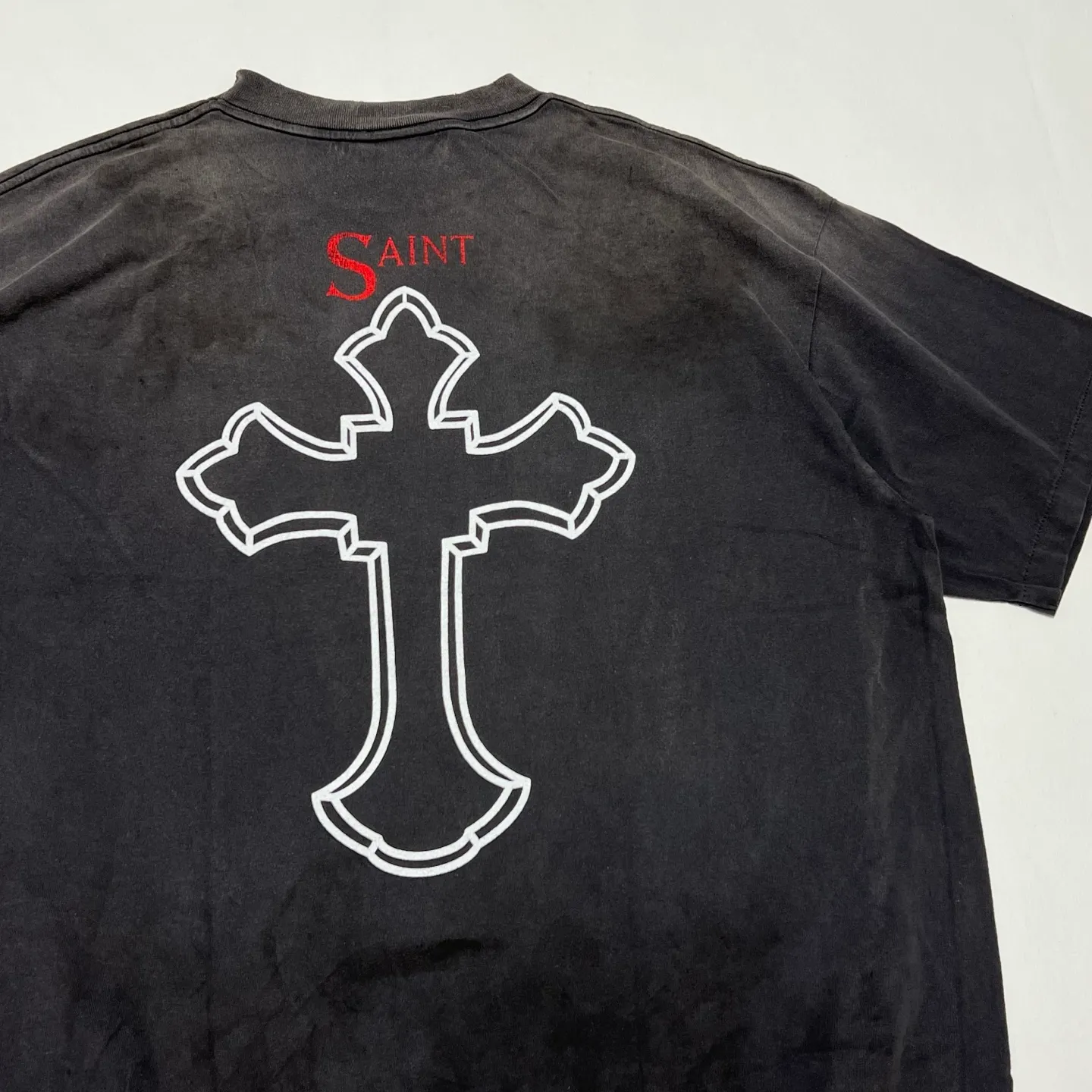 SAINT Mxxxxxx × 2PAC 2PC_SS TEE/2PAC/BLK 2PAC co-branded model 2PAC character TEE washed black S-XL A blockbuster co-branded project by the legendary hip-hop artist 2PAC The printing part refers to the iconic graphics on the cover of 2PAC's albums "R U Still Down" and "Shakur" The entire garment is rewashed and distressed/holes processed Printing cracked effect The ceiling of New Vintage 2PAC powder is a must-have